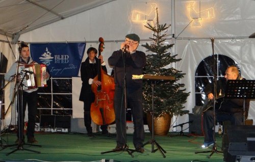 SEJMARJI SO ZAIGRALI "ZVEZDE NA NEBU ŽARE"
